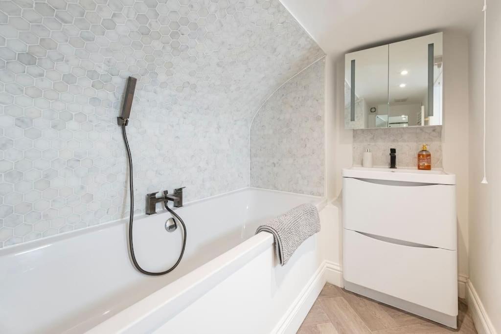 Spacious Apartment - 5 Minutes Walk To Bath Abbey Eksteriør billede
